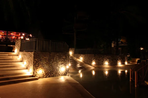 koridorlar gece havuzu yakınlarında.