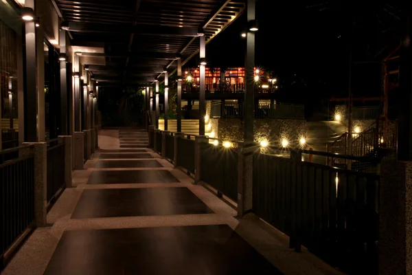 Korridore in der Nacht in der Nähe des Pools. — Stockfoto