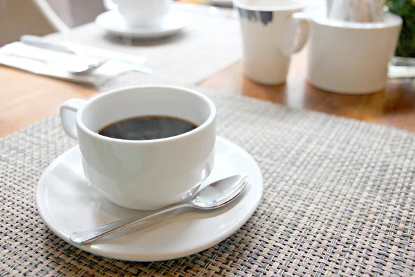 Weiße Kaffeetasse auf dem Tisch. — Stockfoto