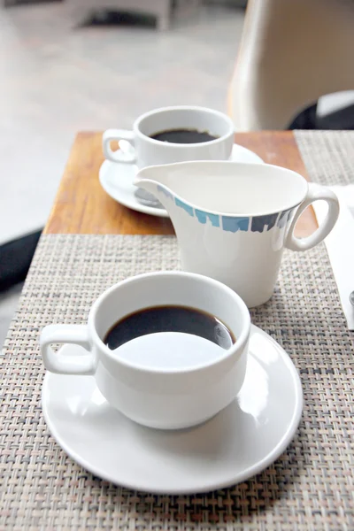 Tasse à café blanche sur la table . — Photo