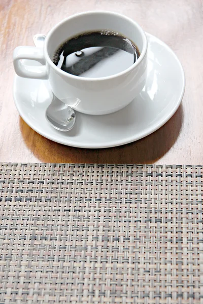 Tasse à café blanche sur la table . — Photo