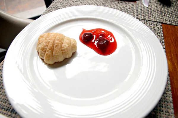 Brood en jam op een witte plaat. — Stockfoto