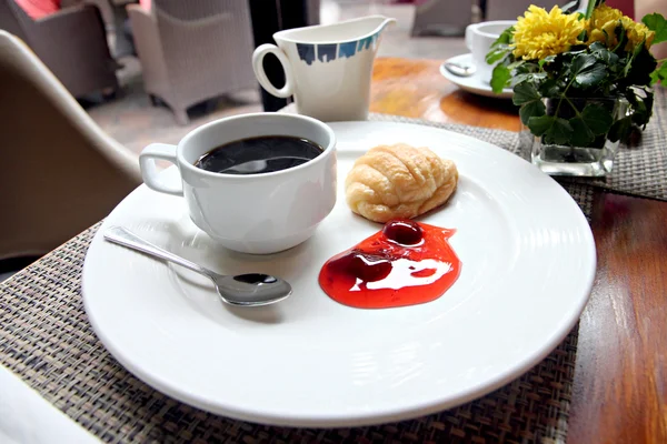 Kaffe, bröd och sylt på en vit platta. — Stockfoto