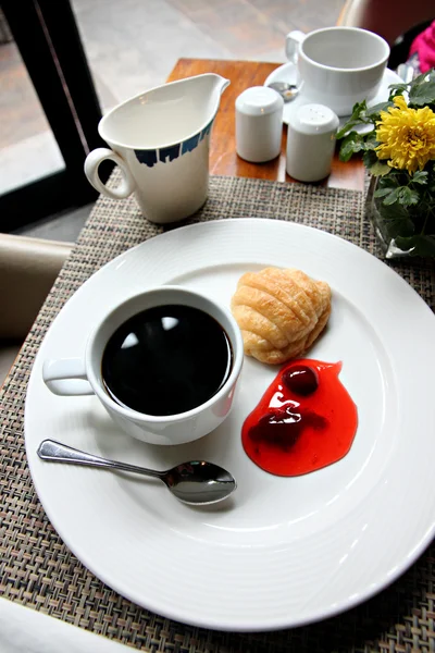 Wysokość widok kawy, chleb i dżem na białym talerzu. — Zdjęcie stockowe