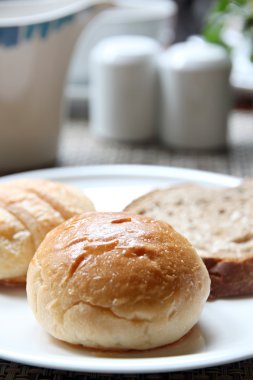 Beyaz bir tabak içinde closeup ekmek.