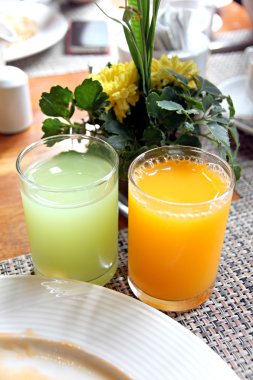 Masanın üzerine cam suyu.