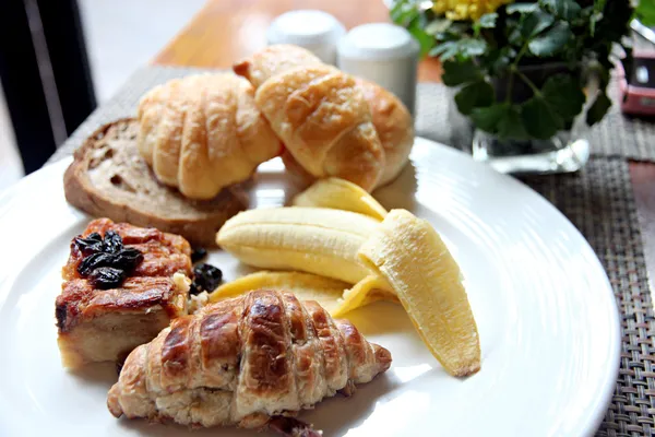 Närbild bild banana bröd plåt och Rosta i en vit skål. — Stockfoto