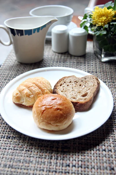 Closeup brood in een witte schotel. — Stockfoto