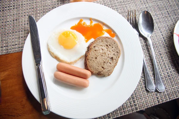 Pain aux œufs à la saucisse dans un plat blanc . — Photo