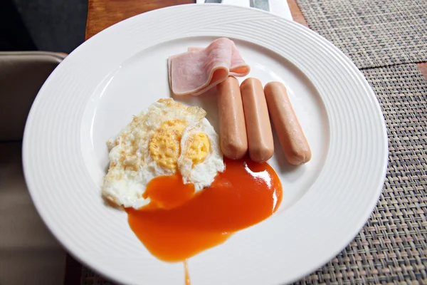 Saucisse, jambon, oeuf dans un plat blanc . — Photo