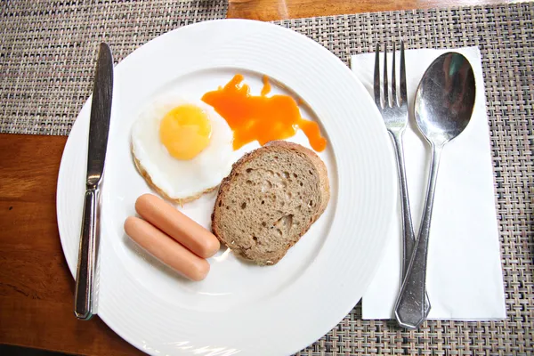 Pain aux œufs à la saucisse dans un plat blanc . — Photo