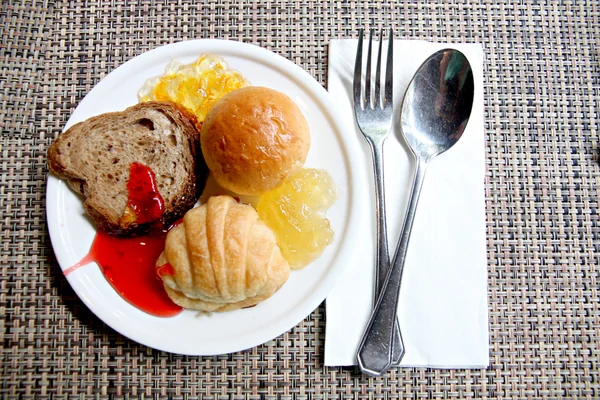 Pão e compota em prato branco . — Fotografia de Stock