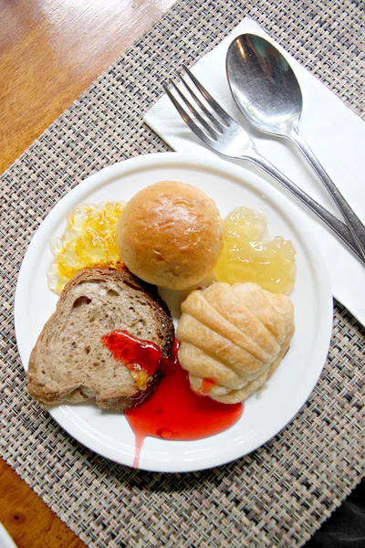 Bröd och sylt i vit skål. — Stockfoto