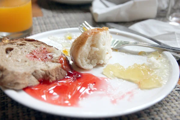 Bröd och marmelad till frukost. — Stockfoto