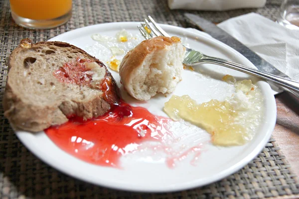 Bröd och marmelad till frukost. — Stockfoto