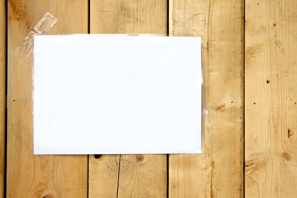 Белая этикетка, наклеенная на деревянный фон . — стоковое фото