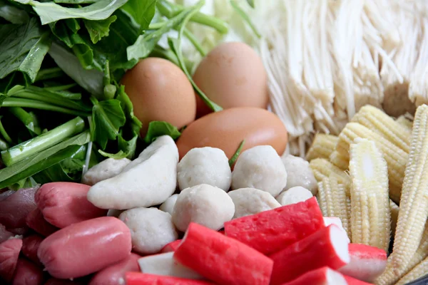 Légumes œufs durs, boulettes de viande peuvent être Sukiyaki . — Photo