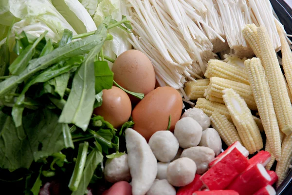 Groenten gekookte eieren, gehaktballetjes kunnen sukiyaki. — Stockfoto