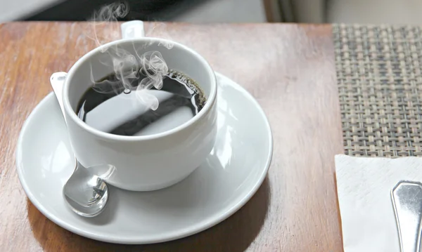 Hot Black kaffe i en hvid kop . - Stock-foto