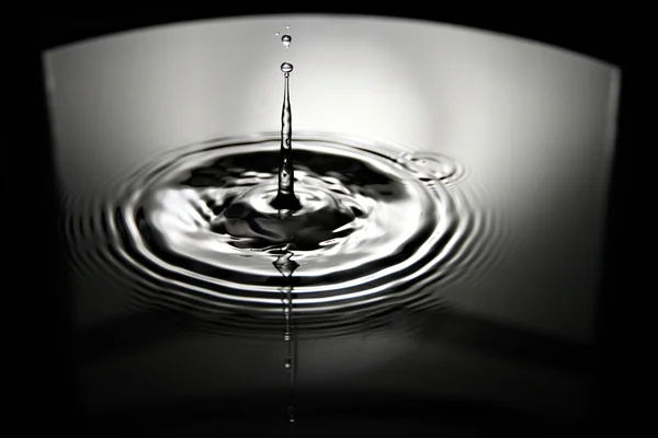 Képek a víz csepp egy szép forma. — Stock Fotó