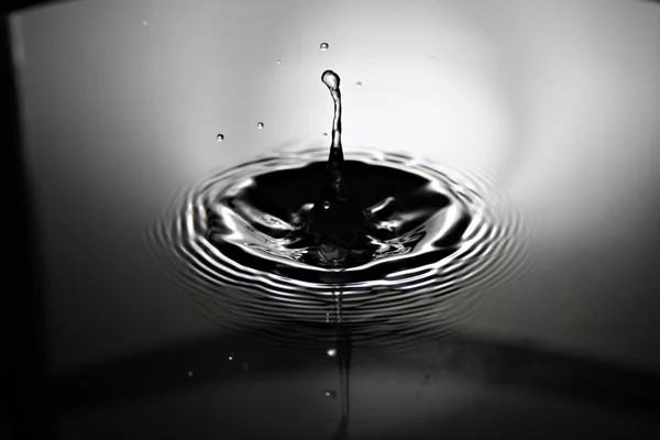 Obrázky je krásný tvar kapky vody. — Stock fotografie