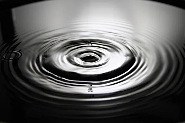 Képek a víz csepp egy szép alakú és bővítése széles — Stock Fotó