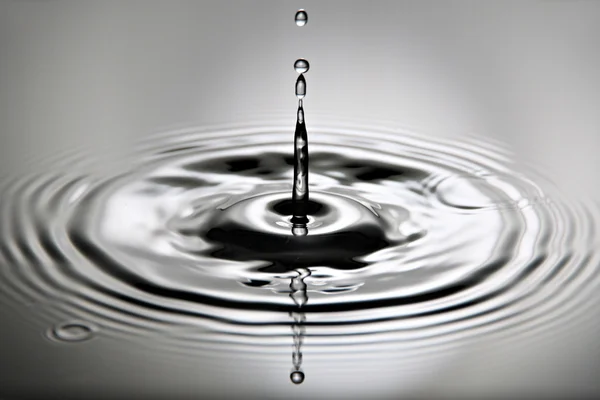 Fotos es gotas de agua una forma hermosa . — Foto de Stock