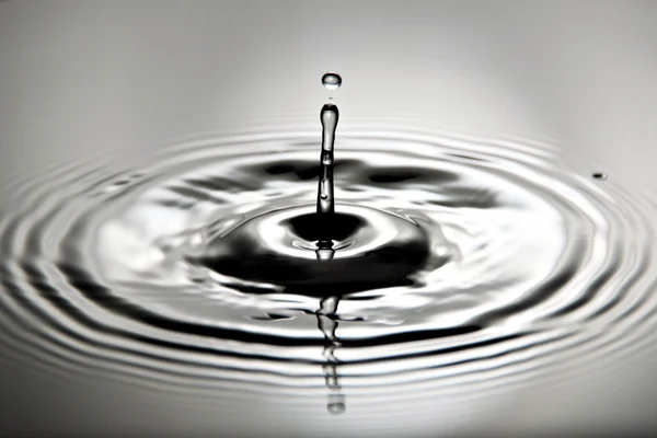 Fotos é gotas de água uma forma bonita . — Fotografia de Stock