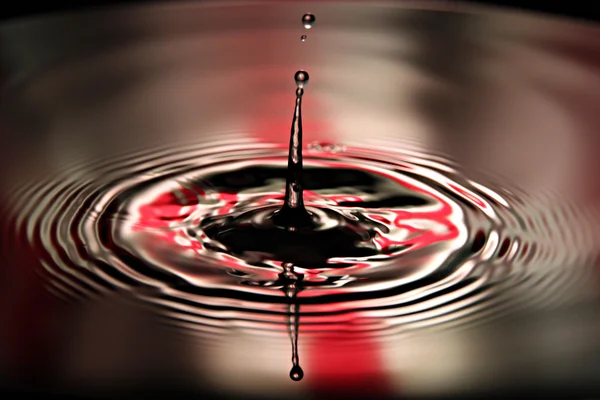 Photos gouttes d'eau une belle forme sur rouge et blanc Backgrou — Photo