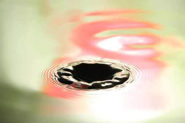 Krople wody zdjęcia piękny kształt na kolorowe tło. — Zdjęcie stockowe