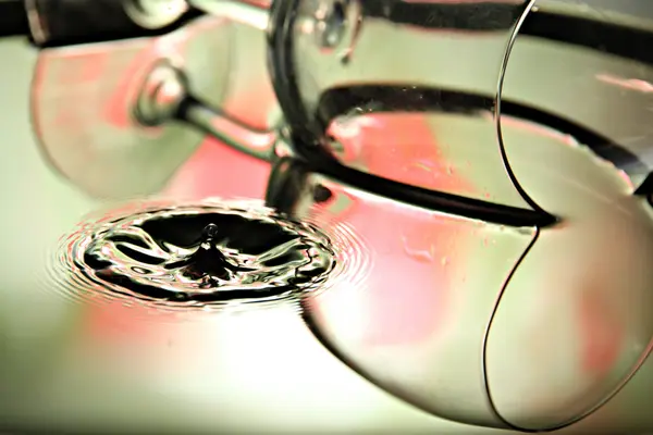 Imágenes coloridas gotas de agua una hermosa forma en Glass Backgro —  Fotos de Stock