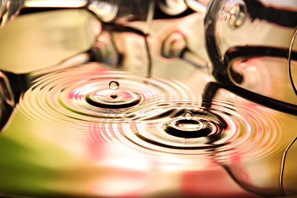 Coloridas gotas de agua Imagen en el lavabo y ondulación de agua . —  Fotos de Stock