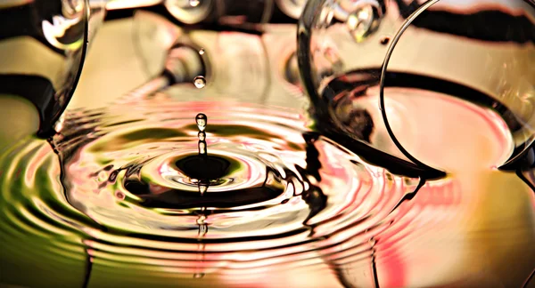 Krople wody zdjęcia piękny kształt na kolorowe tło. — Zdjęcie stockowe