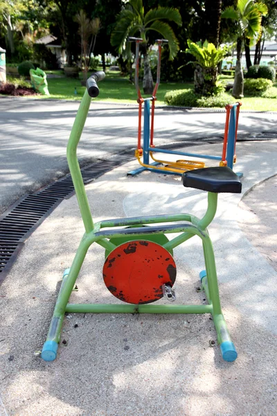 Exercise equipment in the park. — Stock Photo, Image