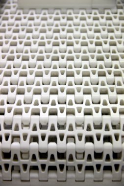 Konveyör bant ile beyaz plastik kalıpları.