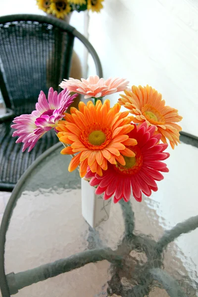 Flores coloridas em um vaso na mesa . — Fotografia de Stock