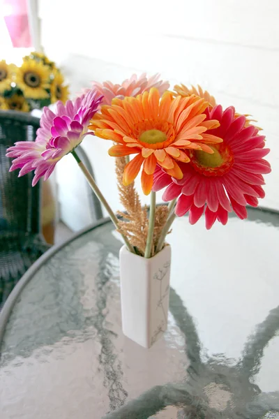 Kolorowe kwiaty w wazonie na stole. — Zdjęcie stockowe
