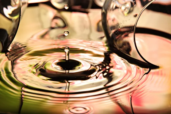 Tre gocce d'acqua in colori vivaci di sfondo . — Foto Stock