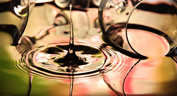 Krásný tvar kapky vody v povodí světlé barvy poz — Stock fotografie