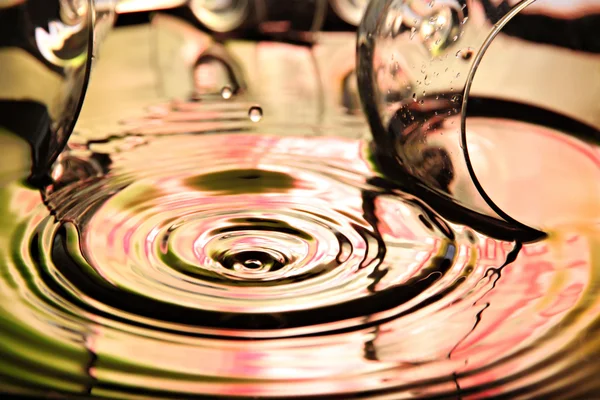 Due gocce d'acqua in colori vivaci di sfondo . — Foto Stock