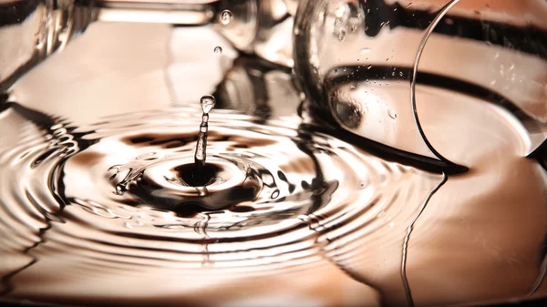 Imágenes gotas de agua una hermosa forma en el lavabo en colores brillantes —  Fotos de Stock