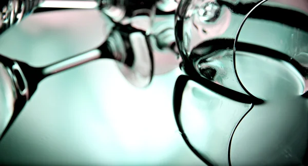 Reflection of the glass in the basin on Green Background. — Stock Photo, Image