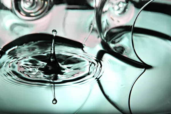 Pictures water drops a beautiful shape in Basin on green backgro — Stock Photo, Image