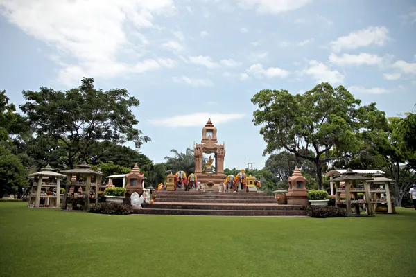 Brahma の金の像は、公園内に位置します。. — ストック写真