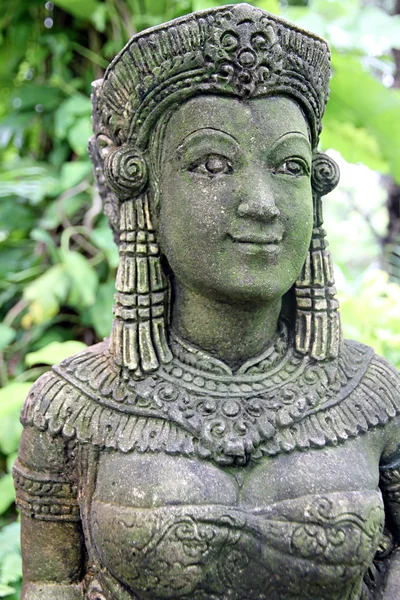 Ancient statue of a woman in the garden. — Stock Photo, Image