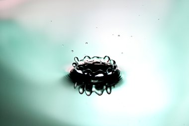 su yeşil arka plan şekilleri güzel taç havzasında düşer.