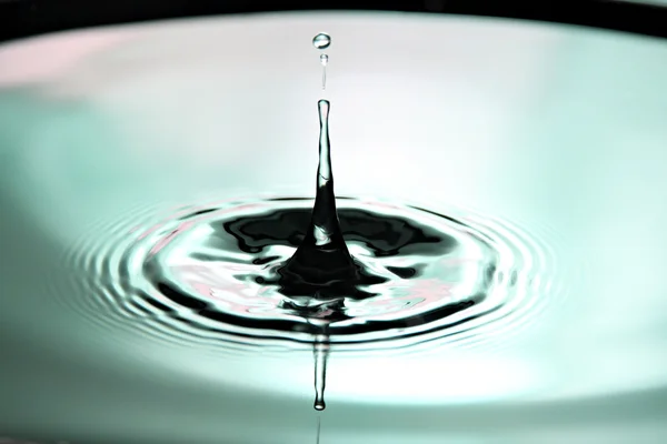 Green Background of Water Drops a beautiful shape in Basin. — Stock Photo, Image