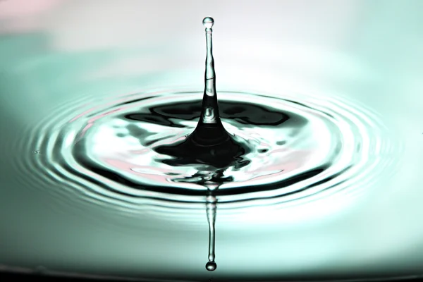 Green Background of Water Drops a beautiful shape in Basin. — Stock Photo, Image