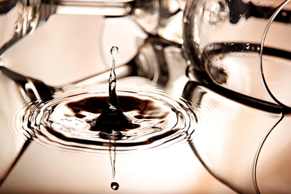 The Water drops a beautiful shape in Pool. — Stock Photo, Image