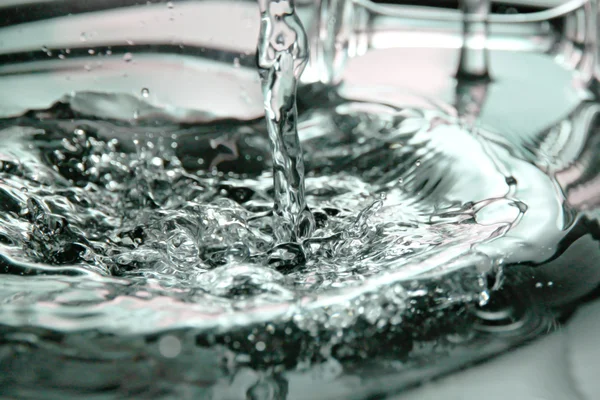 Le goccioline d'acqua sono belle in bacino . — Foto Stock